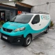 Peugeot Expert ProEco teal e branca em frente à loja 041