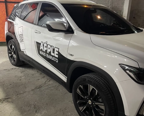 SUV branco Chevrolet com adesivo Apple Mais Barato