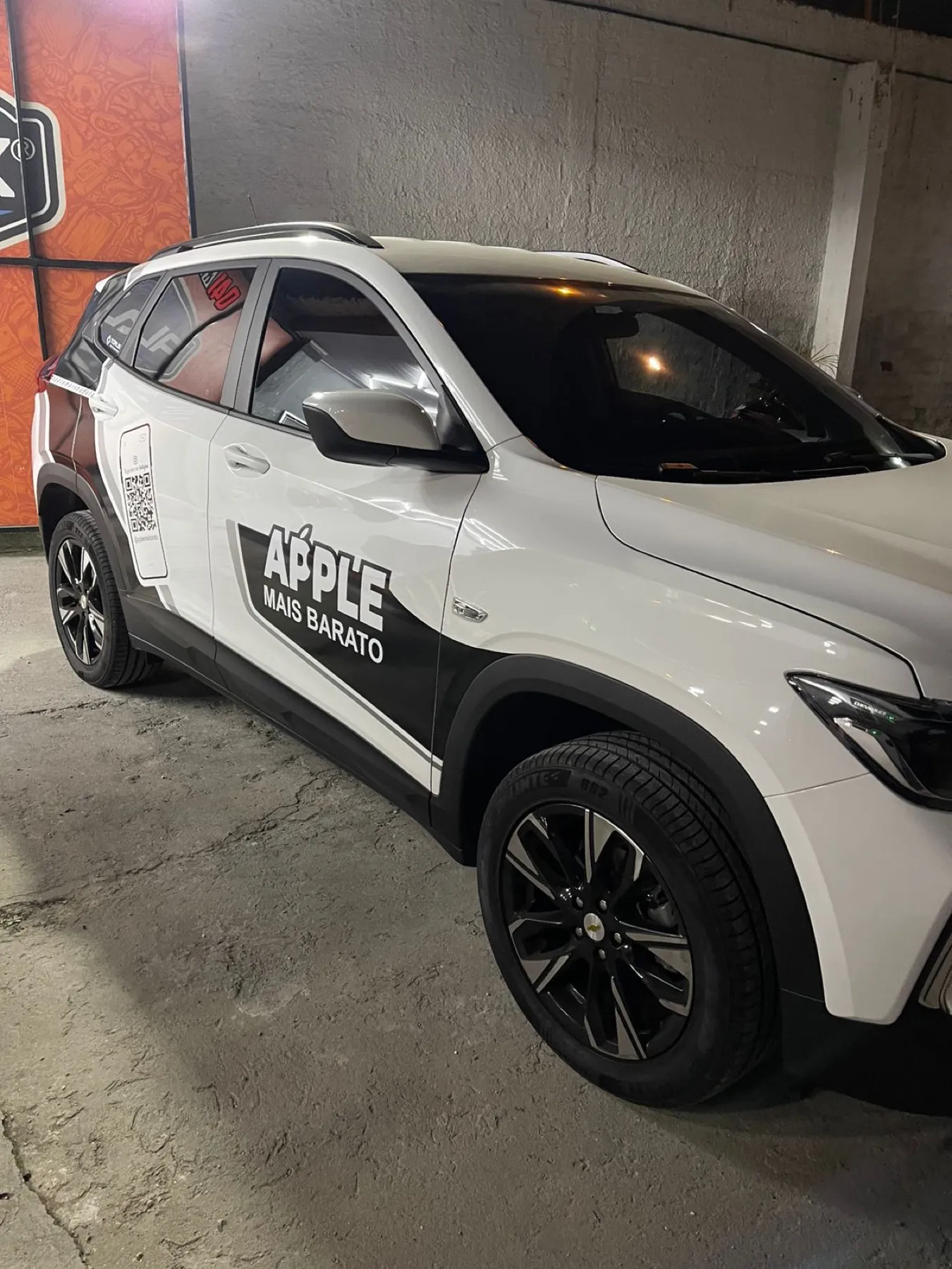 SUV branco Chevrolet com adesivo Apple Mais Barato