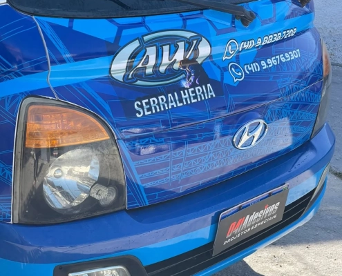 Frente de Hyundai HR azul envelopada AVR Serralheria