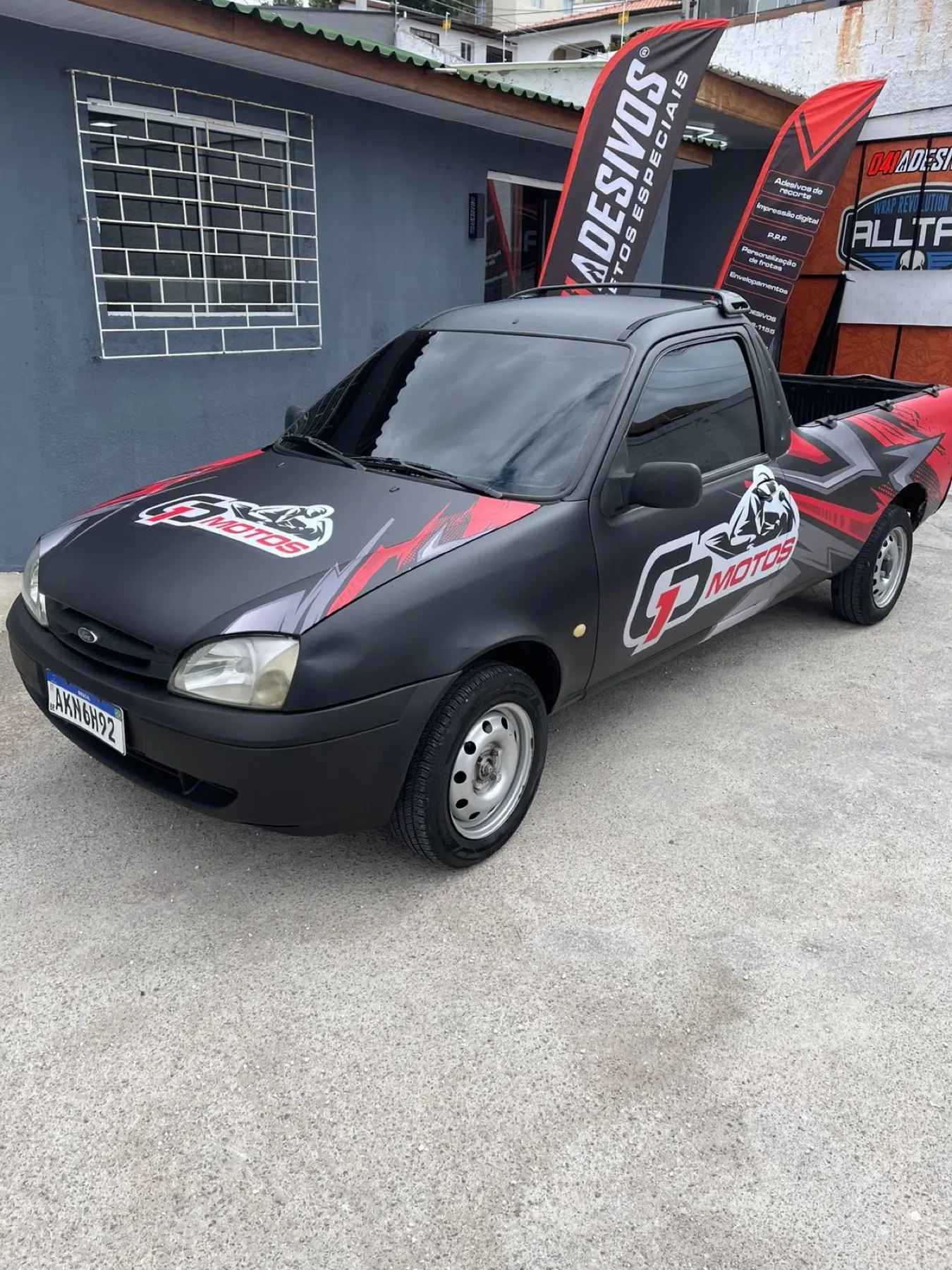 Ford Courier envelopada preto fosco e vermelho GP Motos