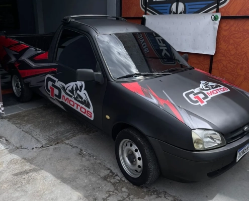 Ford Courier preto fosco GP Motos em frente à loja 041