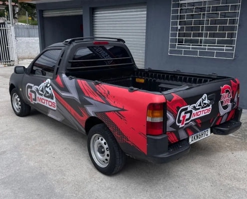 Picape Ford Courier com plotagem esportiva CP Motos