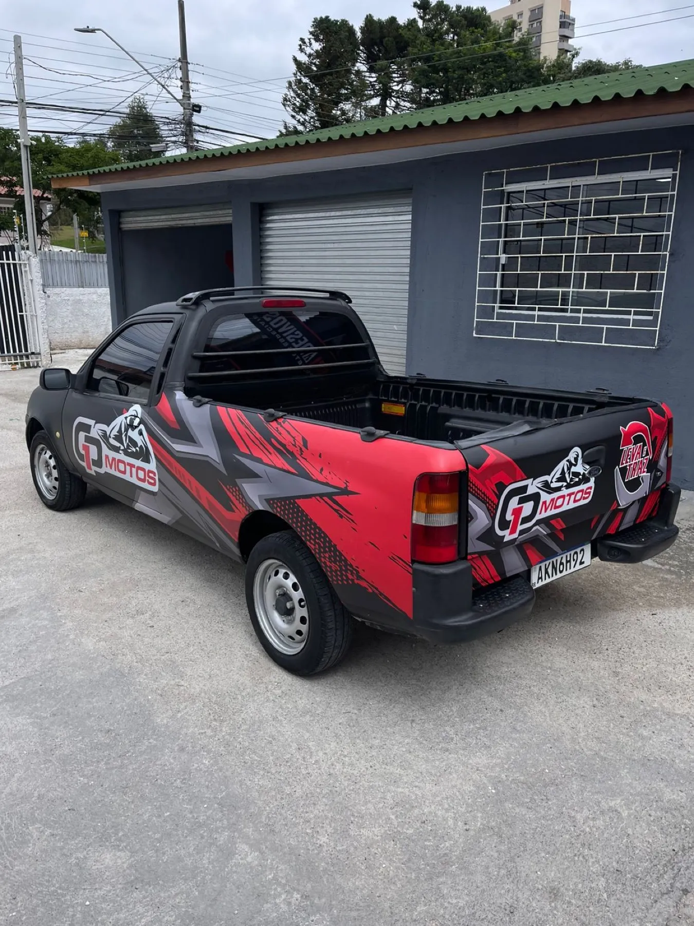 Picape Ford Courier com plotagem esportiva CP Motos