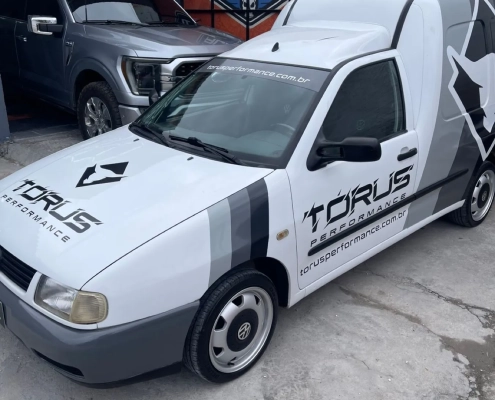 Furgão VW branco com plotagem Torus Performance