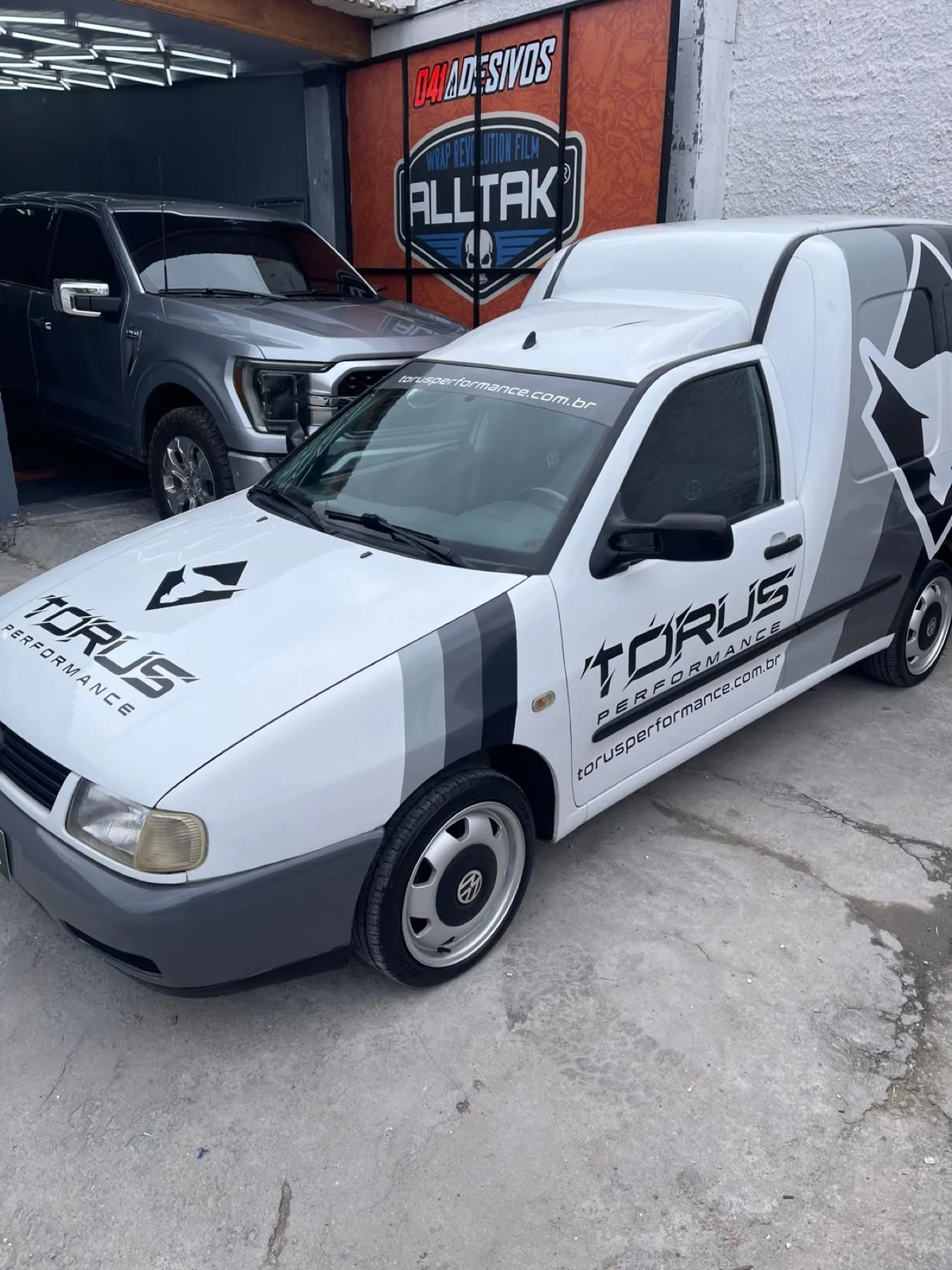 Furgão VW branco com plotagem Torus Performance