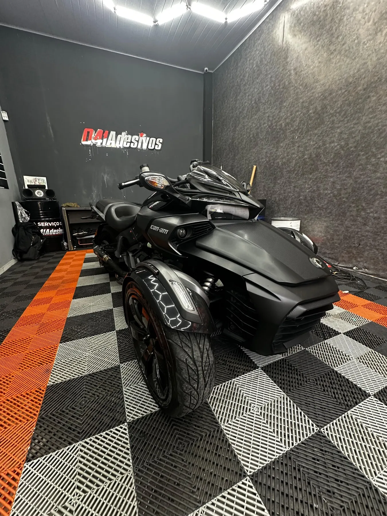 Can-Am Spyder envelopado em preto fosco