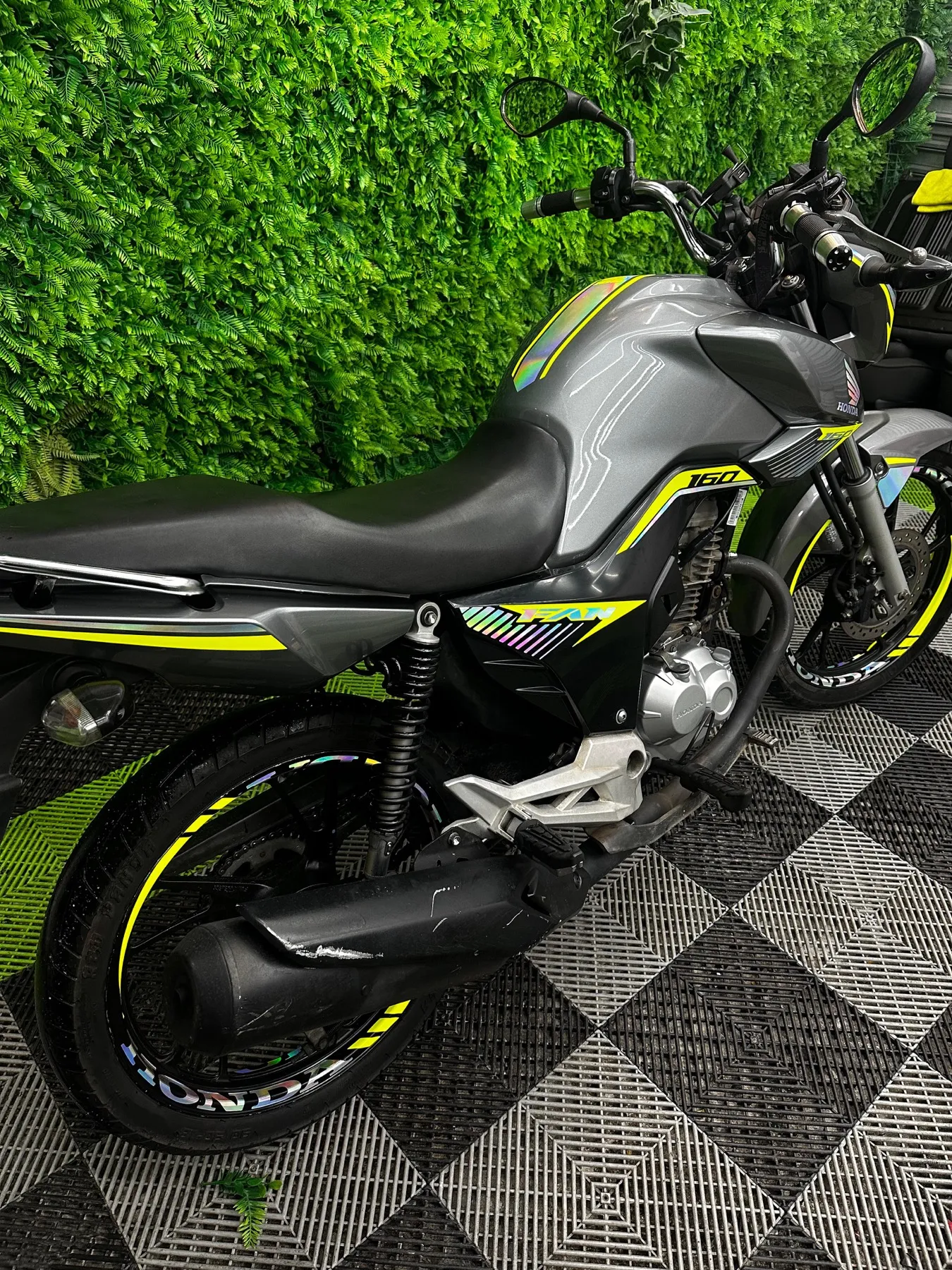 Honda CG 160 grafite com adesivos fluor e holográfico