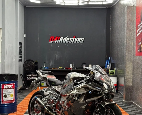 BMW S1000 envelopada em cromado espelhado na loja 041