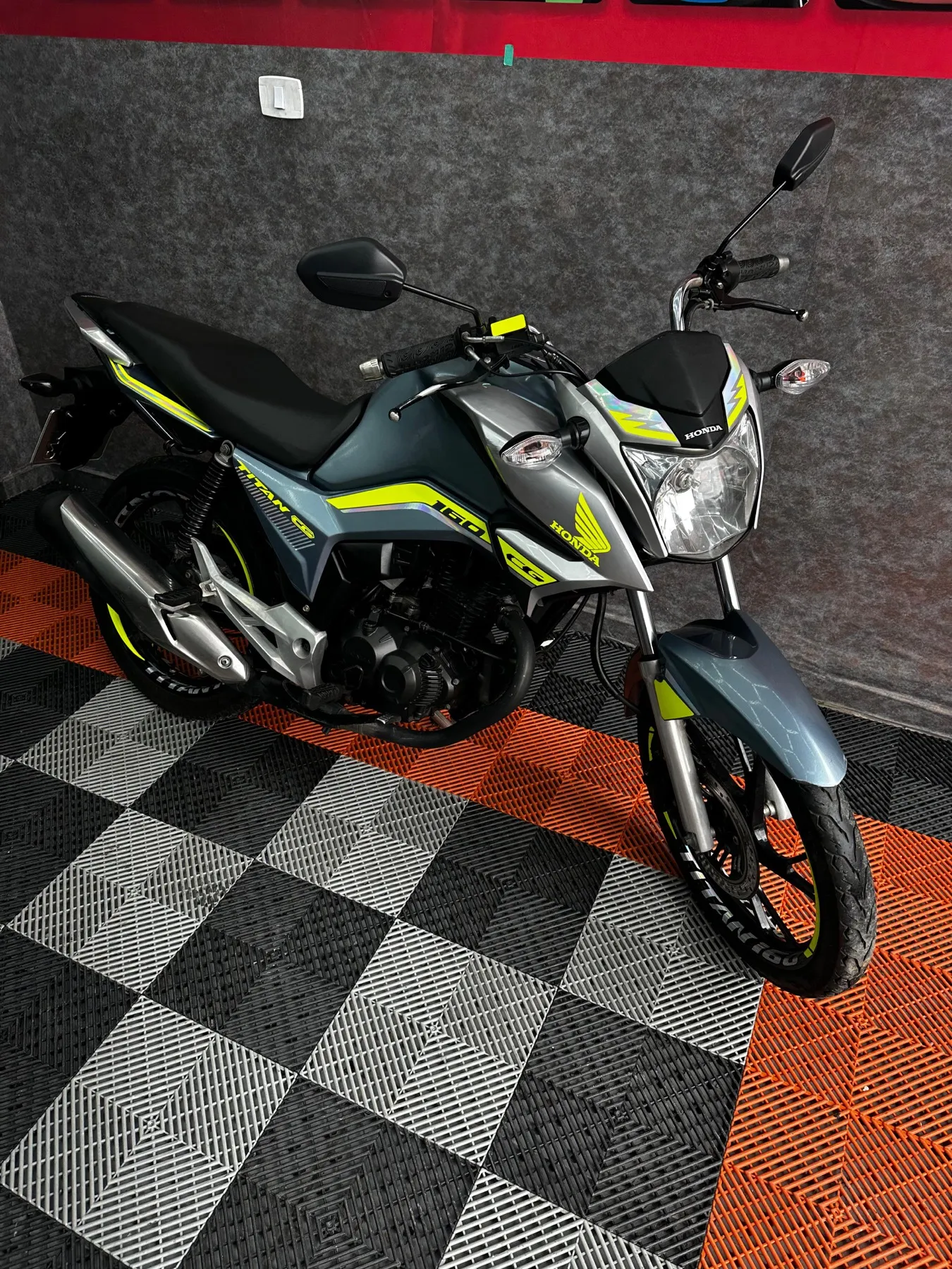 Honda CG 160 azul com kit de adesivos amarelo-fluor