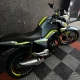 Honda CG 160 preta com kit de adesivos amarelo-fluor
