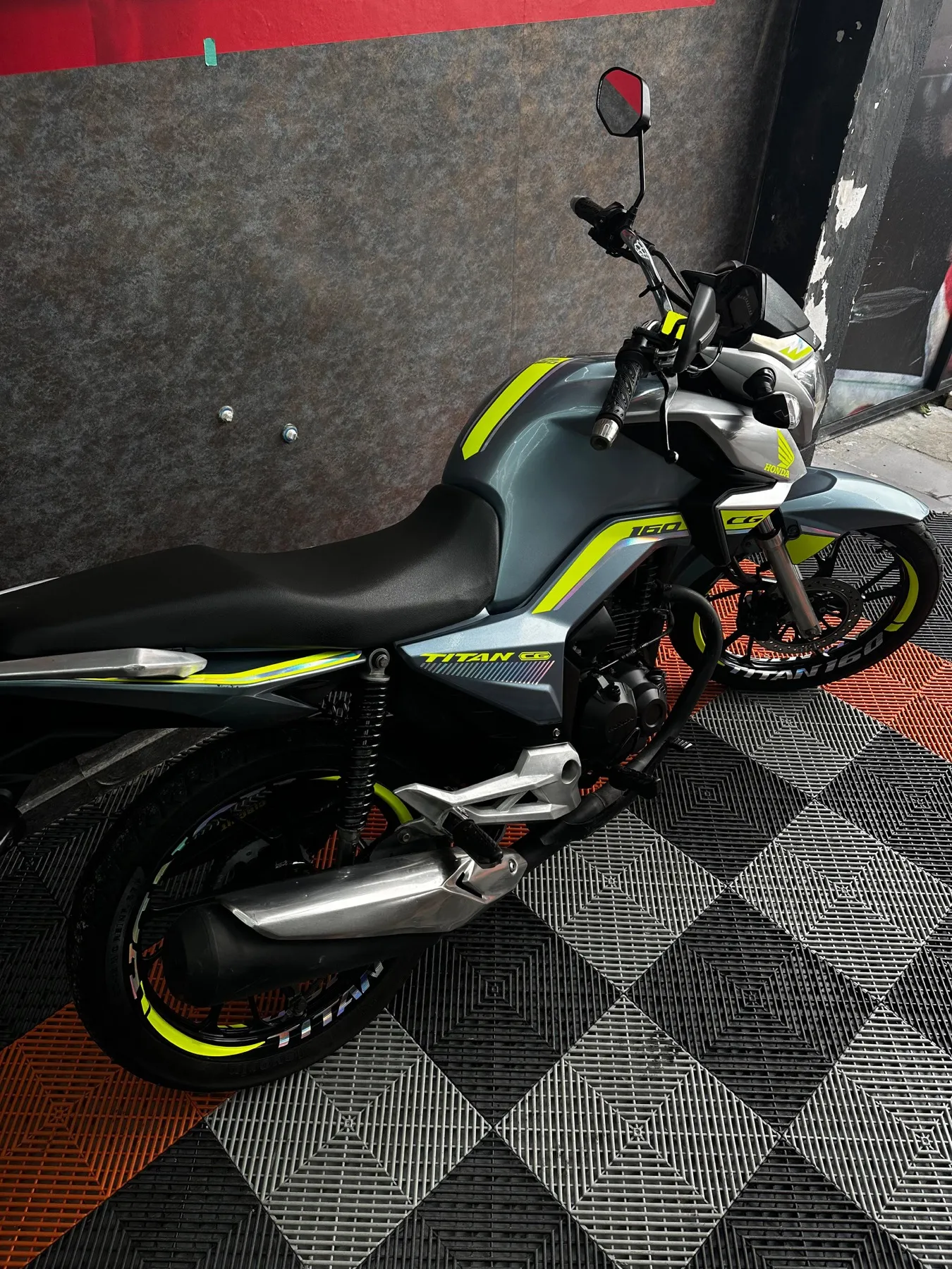 Honda CG 160 preta com kit de adesivos amarelo-fluor