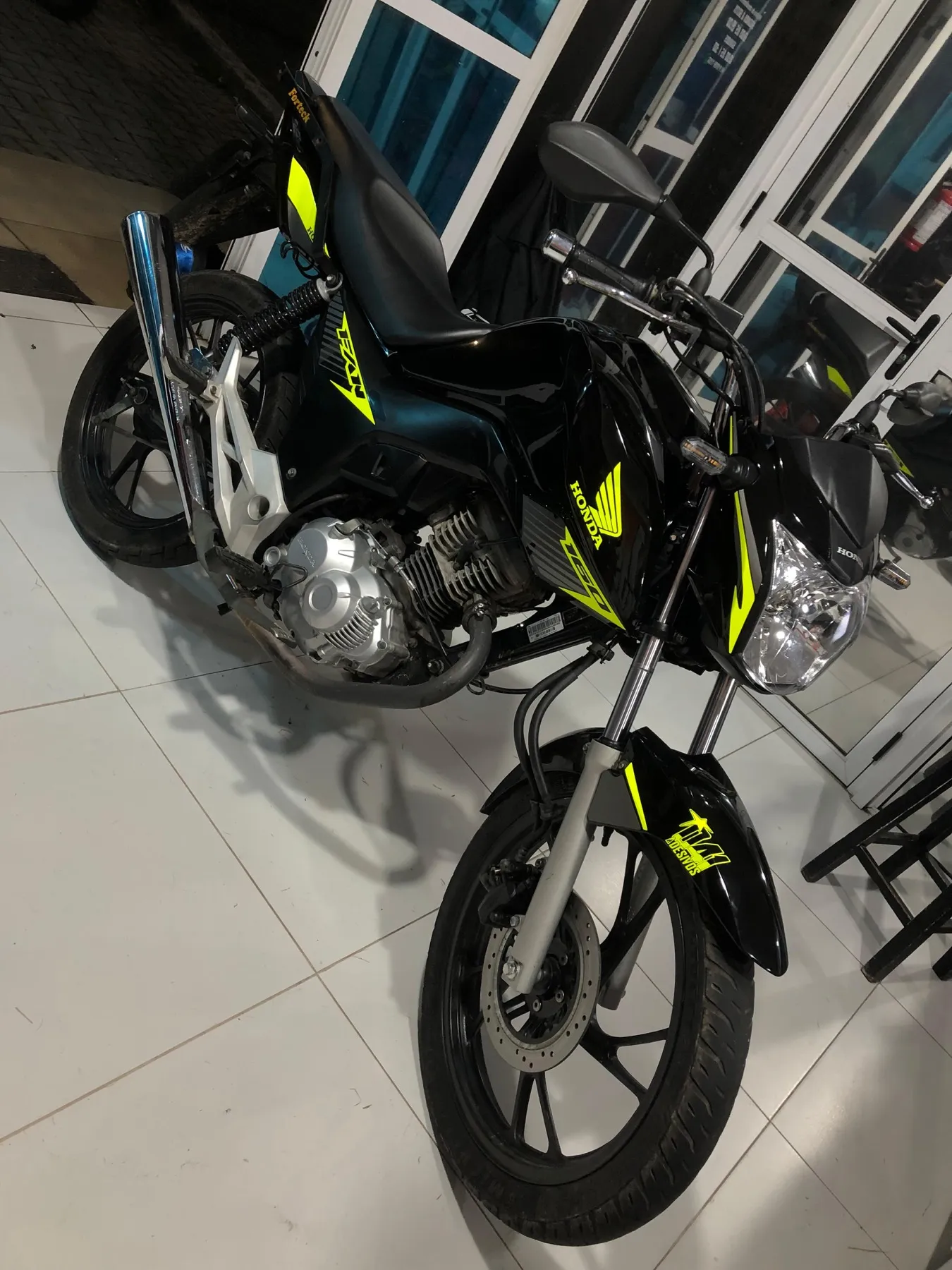 Aro dianteiro de moto com friso refletivo rosa 041 Adesivos