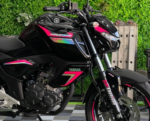 Yamaha naked preta com grafismos rosa e holográfico