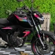 Yamaha naked preta com grafismos rosa e holográfico