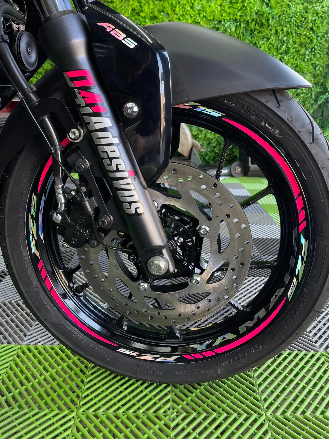Yamaha MT-03 azul com adesivo holográfico no flank