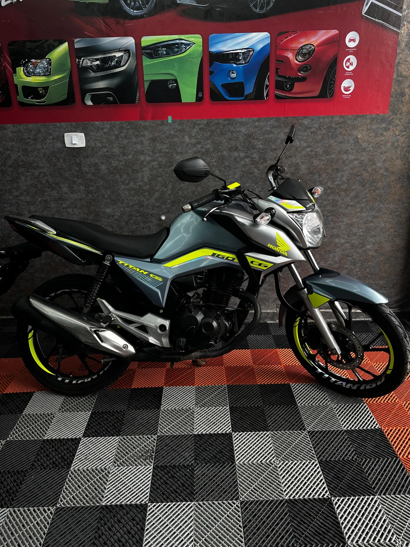 Carenagem de rabete Honda vermelha e branca plotada