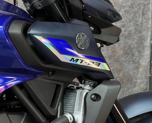 Suzuki GSX-S naked branca azul e amarela personalizada