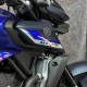 Suzuki GSX-S naked branca azul e amarela personalizada
