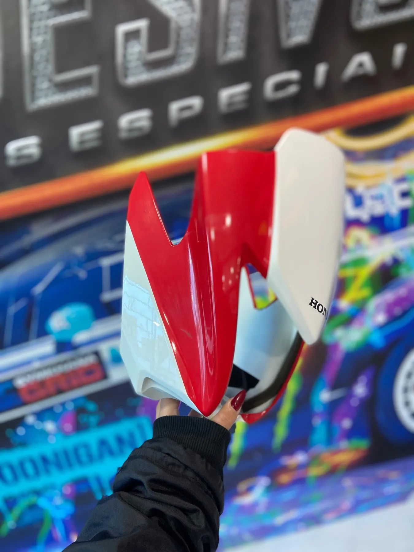Honda CB Twister preta com kit de adesivos rosa pink