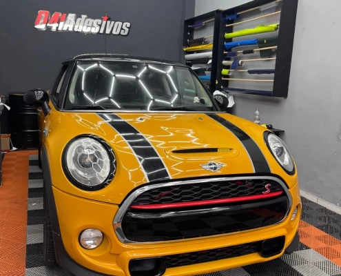 Mini Cooper S amarelo com faixas esportivas pretas
