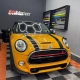 Mini Cooper S amarelo com faixas esportivas pretas