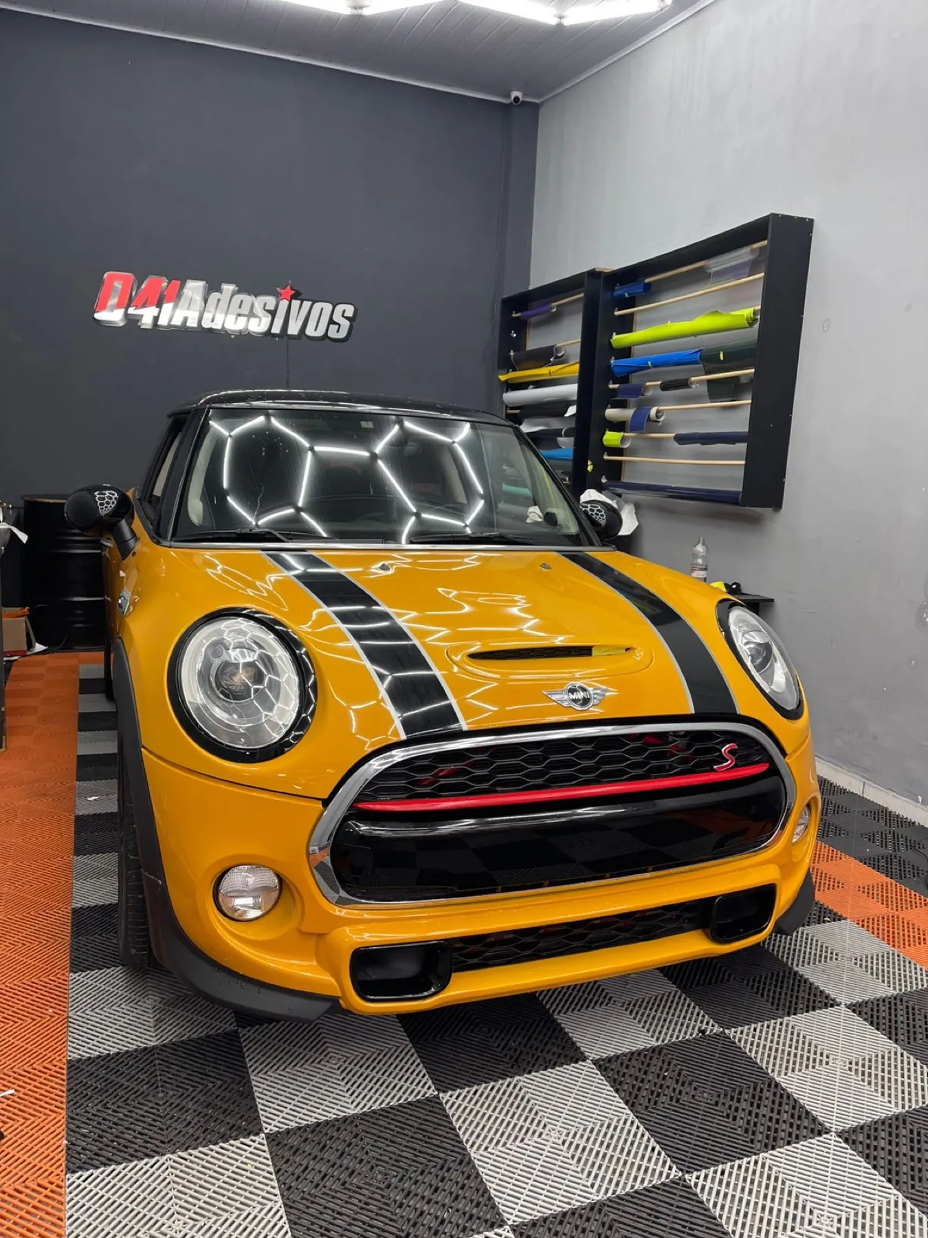 Mini Cooper S amarelo com faixas esportivas pretas