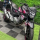 Honda CB Twister preta com grafismos rosa pink