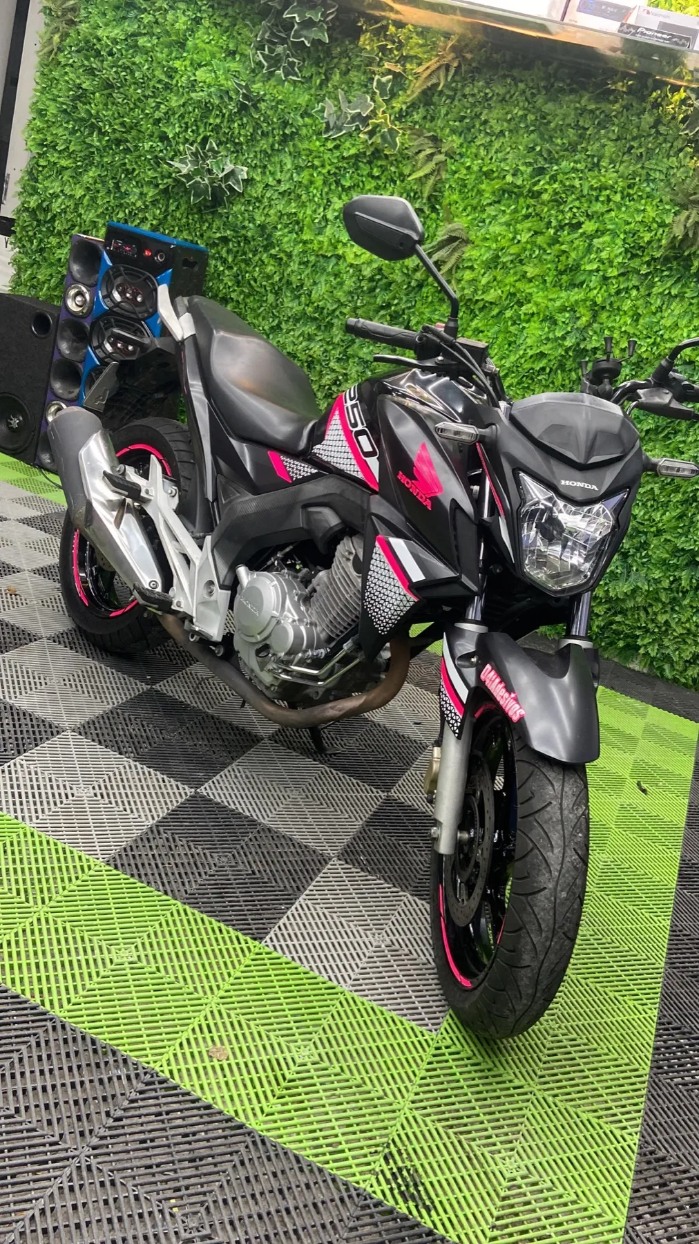 Honda CB Twister preta com grafismos rosa pink