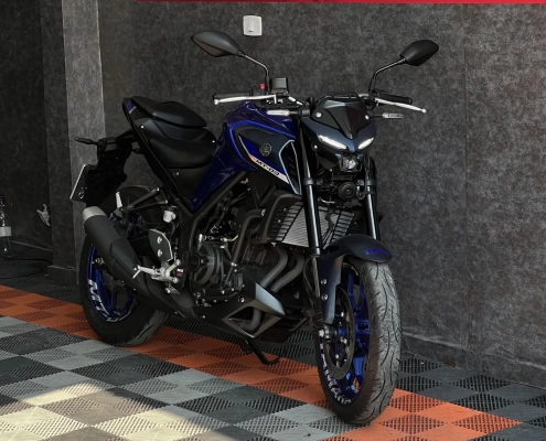 Honda Pop vermelha com plotagem lateral na loja 041