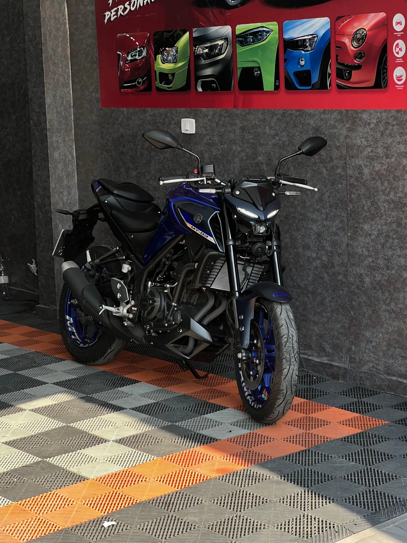 Honda Pop vermelha com plotagem lateral na loja 041