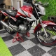 Honda CG Fan vermelha e branca com aro Honda na loja