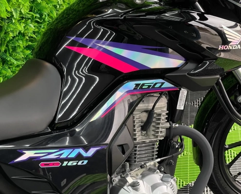 Honda CG Fan 160 preta com grafismo holográfico no tanque