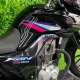 Honda CG Fan 160 preta com grafismo holográfico no tanque