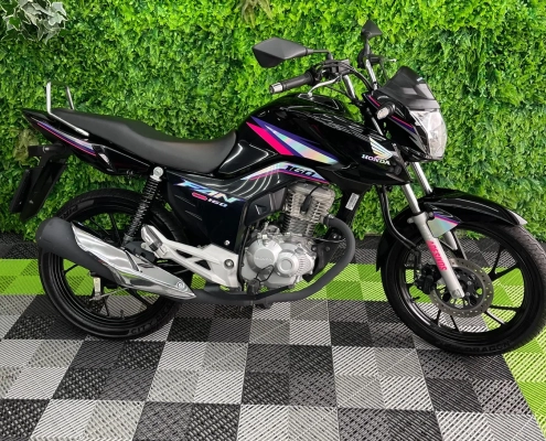 Honda CG Fan 160 preta vista lateral com grafismo holográfico