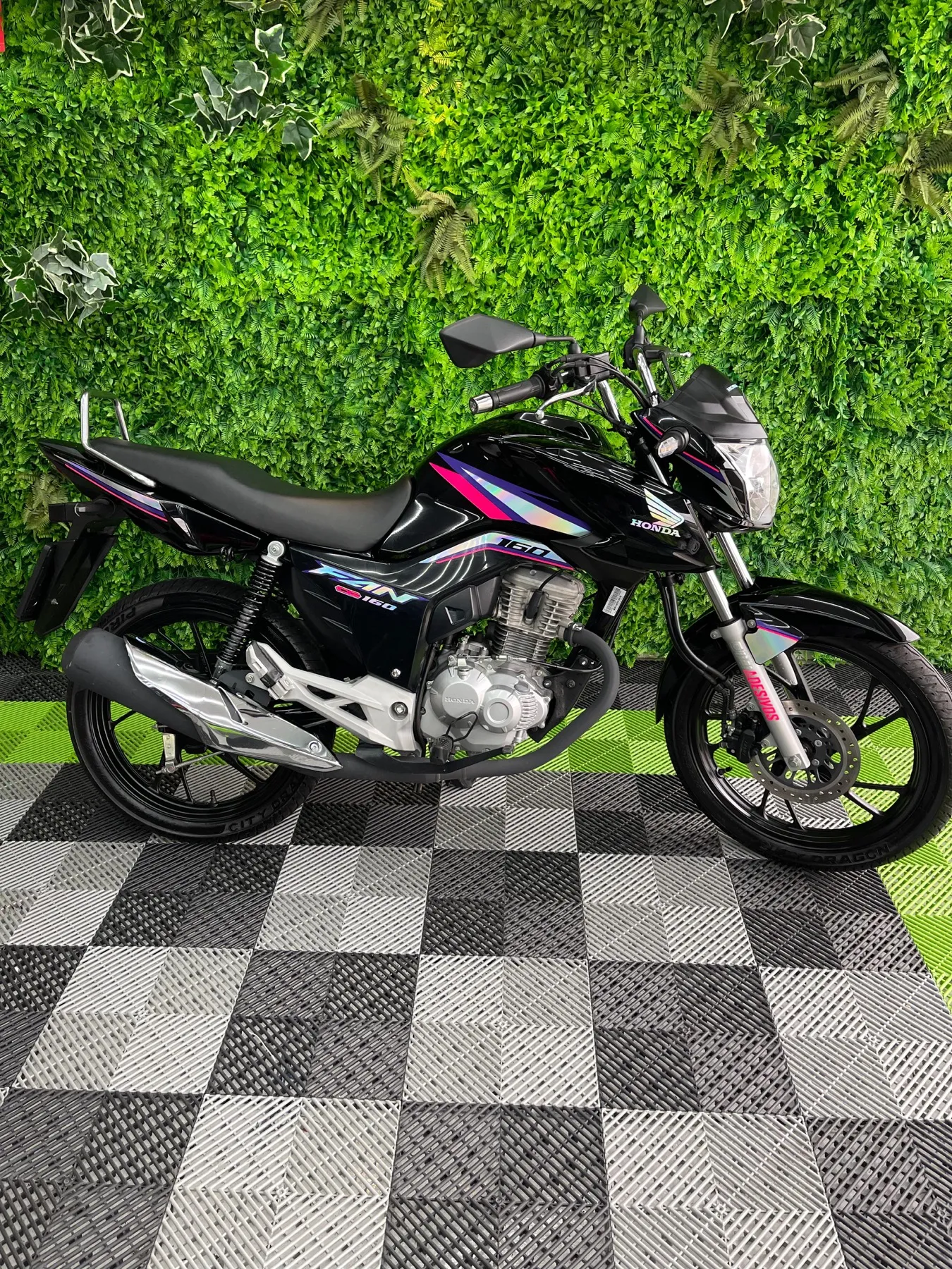 Honda CG Fan 160 preta vista lateral com grafismo holográfico