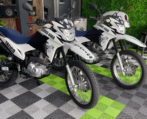 Frota de motos trail brancas plotadas com identidade visual Vok