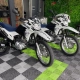 Frota de motos trail brancas plotadas com identidade visual Vok