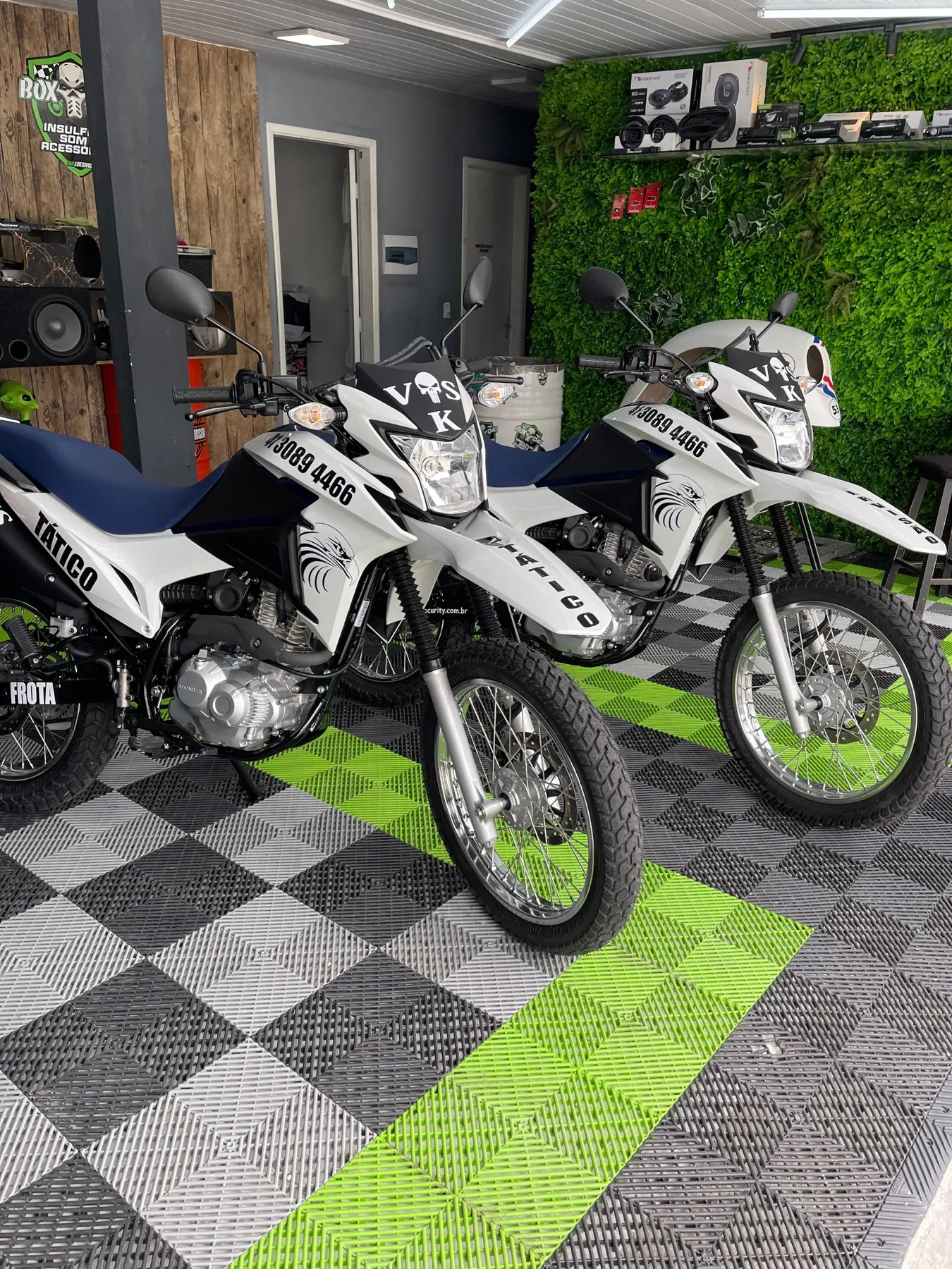Frota de motos trail brancas plotadas com identidade visual Vok