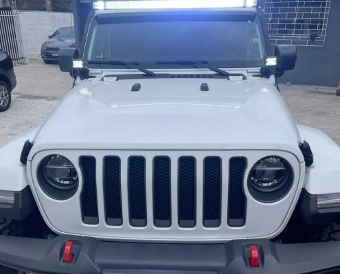Jeep Wrangler branco com barra de LED visto de frente