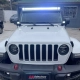 Jeep Wrangler branco com barra de LED visto de frente