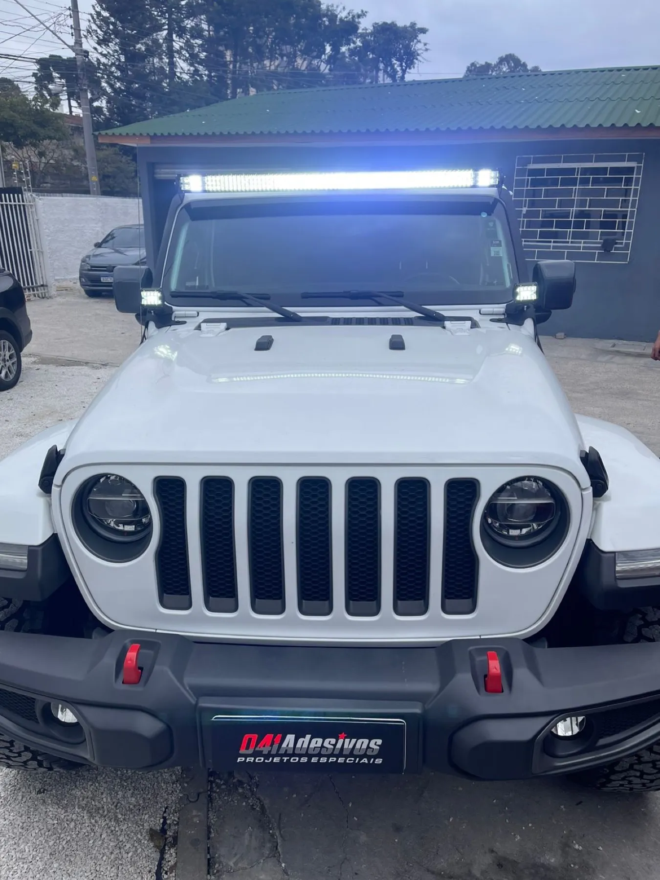 Jeep Wrangler branco com barra de LED visto de frente