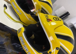 Capacete Stilo amarelo com patrocinador e logos em vinil
