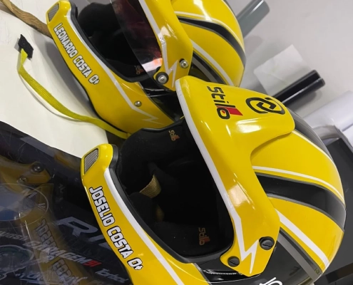 Capacete Stilo amarelo com patrocinador e logos em vinil