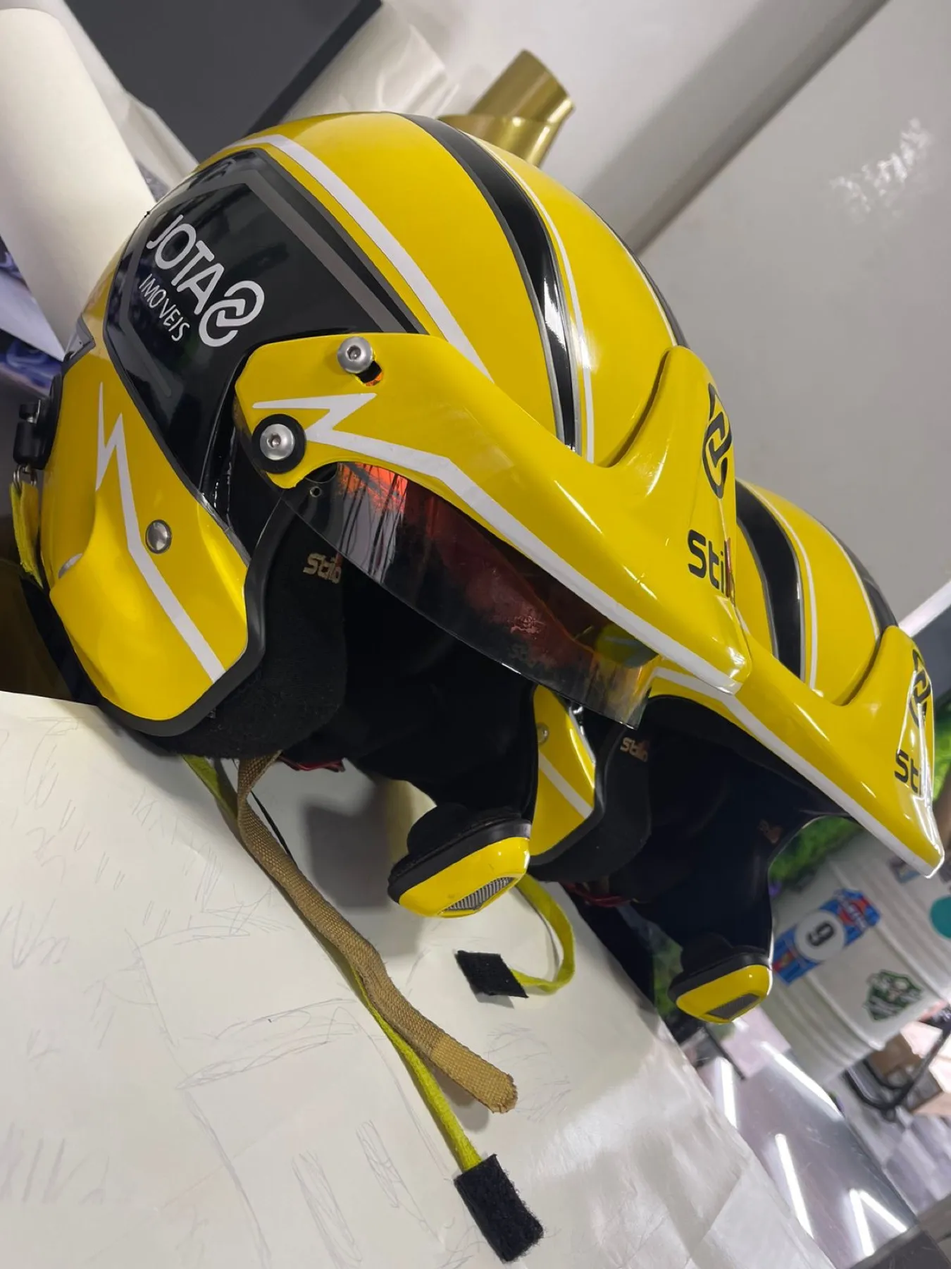 Honda CG 160 preta com kit de grafismo rosa e prata