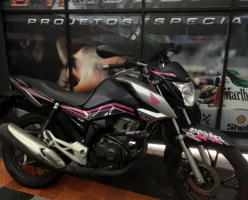 Honda CG Titan preta e grafite com detalhes em rosa
