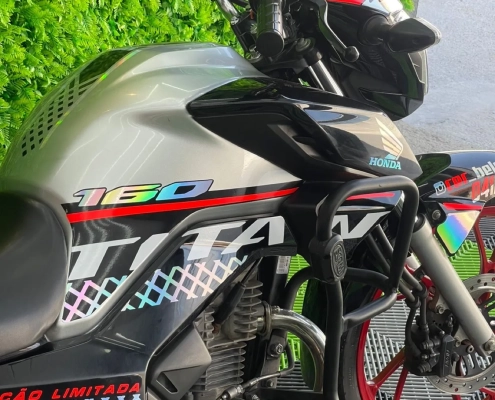Kawasaki Ninja preta com detalhes em rosa e friso nos aros