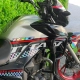 Kawasaki Ninja preta com detalhes em rosa e friso nos aros