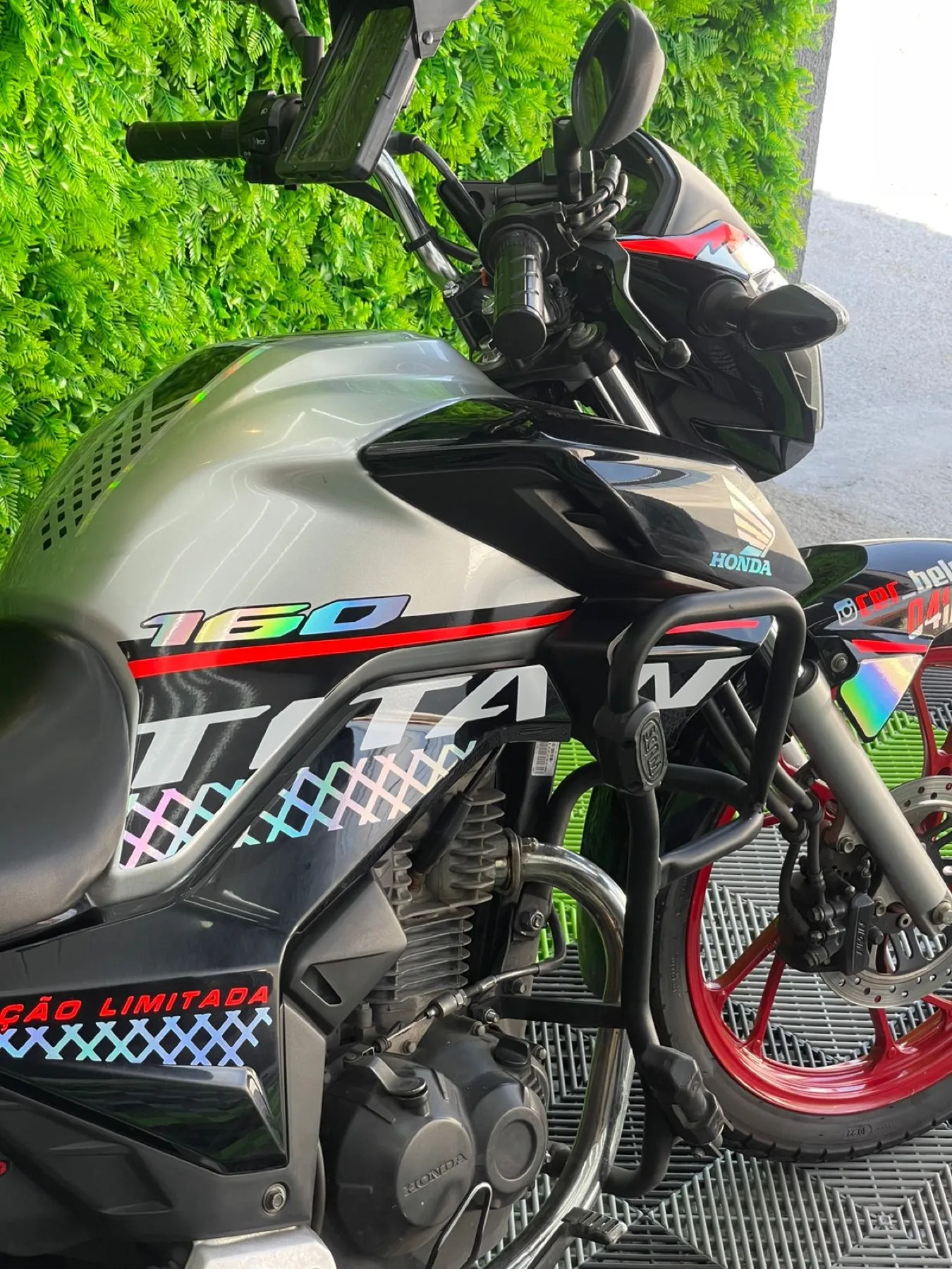 Kawasaki Ninja preta com detalhes em rosa e friso nos aros