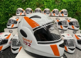 Capacetes SAMU 192 brancos com faixa laranja personalizados